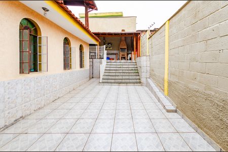 Casa à venda com 220m², 4 quartos e 5 vagas Casa à venda com 220m², 4 quartos e 5 vagasÁrea externa