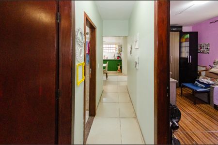 Casa à venda com 220m², 4 quartos e 5 vagas Casa à venda com 220m², 4 quartos e 5 vagasCorredor