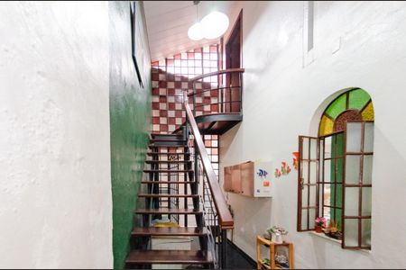 Casa à venda com 220m², 4 quartos e 5 vagas Casa à venda com 220m², 4 quartos e 5 vagasEscada