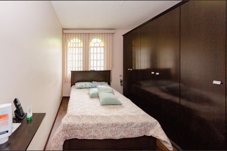 Casa à venda com 220m², 4 quartos e 5 vagas Casa à venda com 220m², 4 quartos e 5 vagasSuíte