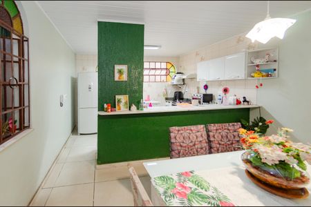 Casa à venda com 220m², 4 quartos e 5 vagas Casa à venda com 220m², 4 quartos e 5 vagasSala de jantar