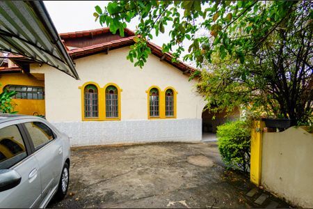 Casa à venda com 220m², 4 quartos e 5 vagas Casa à venda com 220m², 4 quartos e 5 vagasÁrea externa