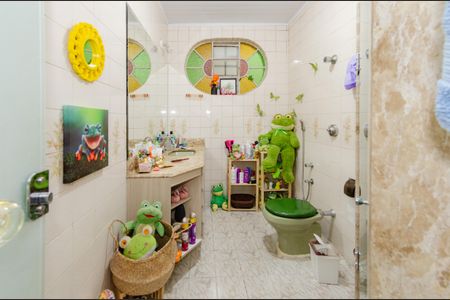 Casa à venda com 220m², 4 quartos e 5 vagas Casa à venda com 220m², 4 quartos e 5 vagasBanheiro social