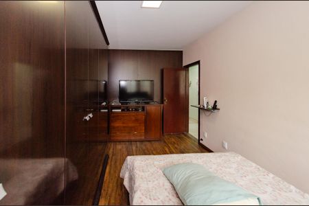 Casa à venda com 220m², 4 quartos e 5 vagas Casa à venda com 220m², 4 quartos e 5 vagasSuíte