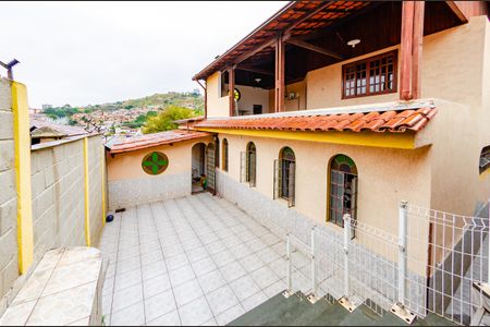 Casa à venda com 220m², 4 quartos e 5 vagas Casa à venda com 220m², 4 quartos e 5 vagasÁrea externa
