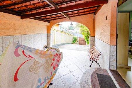 Casa à venda com 220m², 4 quartos e 5 vagas Casa à venda com 220m², 4 quartos e 5 vagasGaragem