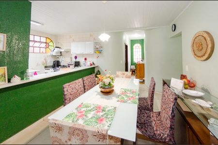 Casa à venda com 220m², 4 quartos e 5 vagas Casa à venda com 220m², 4 quartos e 5 vagasSala de jantar