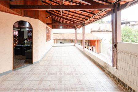 Casa à venda com 220m², 4 quartos e 5 vagas Casa à venda com 220m², 4 quartos e 5 vagasÁrea de churrasqueira 1