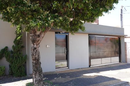 Casa para alugar com 264m², 3 quartos e 4 vagasFachada