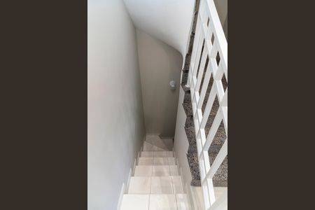 Casa de condomínio à venda com 72m², 2 quartos e 2 vagas Casa de condomínio à venda com 72m², 2 quartos e 2 vagasEscada