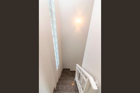 Casa de condomínio à venda com 72m², 2 quartos e 2 vagas Casa de condomínio à venda com 72m², 2 quartos e 2 vagasEscada