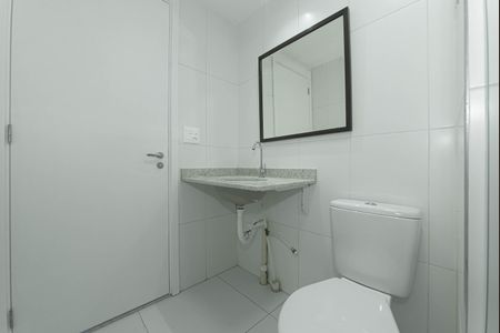 Banheiro social de apartamento à venda com 1 quarto, 26m² em Cidade Monções, São Paulo