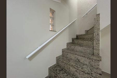 Casa à venda com 176m², 4 quartos e 2 vagasEscada 