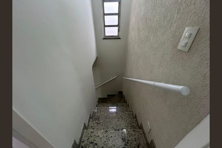Casa à venda com 176m², 4 quartos e 2 vagasEscada