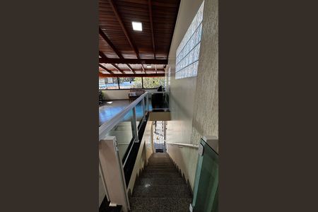 Casa à venda com 278m², 5 quartos e 3 vagas Casa à venda com 278m², 5 quartos e 3 vagasEscada