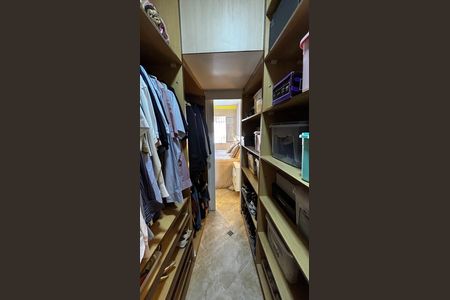 Casa à venda com 278m², 5 quartos e 3 vagas Casa à venda com 278m², 5 quartos e 3 vagasCloset da Suíte