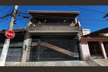 Casa à venda com 278m², 5 quartos e 3 vagas Casa à venda com 278m², 5 quartos e 3 vagasFachada
