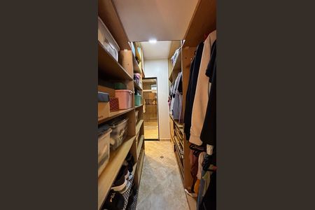 Casa à venda com 278m², 5 quartos e 3 vagas Casa à venda com 278m², 5 quartos e 3 vagasCloset da Suíte