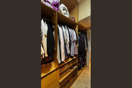 Casa à venda com 278m², 5 quartos e 3 vagas Casa à venda com 278m², 5 quartos e 3 vagasCloset da Suíte