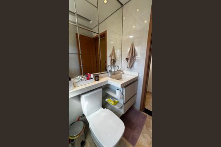 Casa à venda com 278m², 5 quartos e 3 vagas Casa à venda com 278m², 5 quartos e 3 vagasBanheiro 2