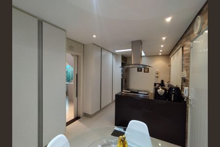 Casa à venda com 225m², 3 quartos e 5 vagasCozinha - Armários