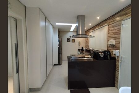 Casa à venda com 225m², 3 quartos e 5 vagasCozinha - Armários