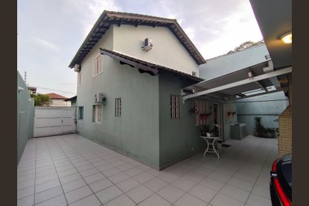 Casa à venda com 225m², 3 quartos e 5 vagasQuintal 