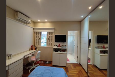 Casa à venda com 225m², 3 quartos e 5 vagasSuíte 2