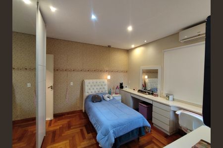 Casa à venda com 225m², 3 quartos e 5 vagasSuíte 2