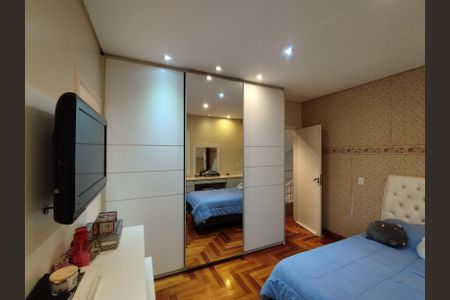 Casa à venda com 225m², 3 quartos e 5 vagasSuíte 2
