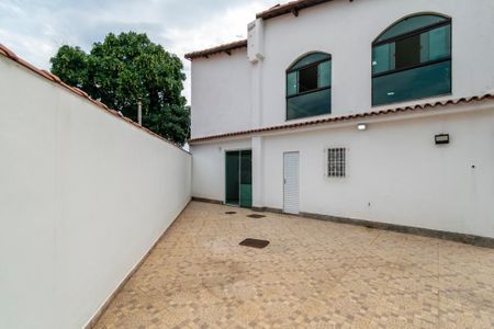 Casa à venda com 360m², 6 quartos e 2 vagasÁrea externa - Varanda da frente