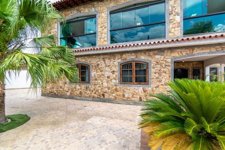 Casa à venda com 360m², 6 quartos e 2 vagasÁrea externa - Varanda da frente