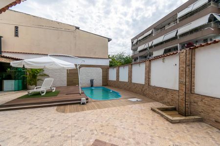 Casa à venda com 360m², 6 quartos e 2 vagasÁrea externa - Piscina com deck móvel