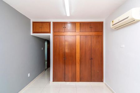 Casa à venda com 360m², 6 quartos e 2 vagas1º andar - Suíte 2 - Armários