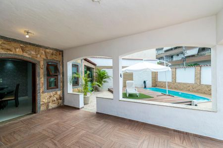 Casa à venda com 360m², 6 quartos e 2 vagasÁrea externa - Varanda da entrada