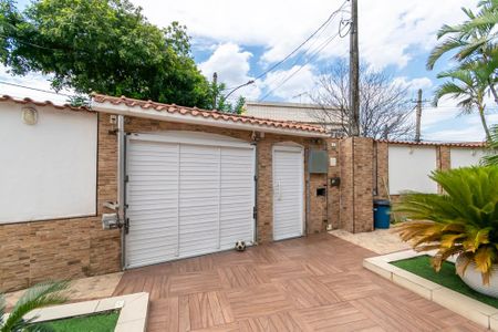 Casa à venda com 360m², 6 quartos e 2 vagasÁrea externa - Portões da entrada