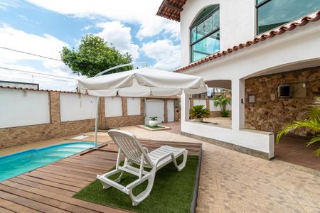 Casa à venda com 360m², 6 quartos e 2 vagasÁrea externa - Piscina com deck móvel