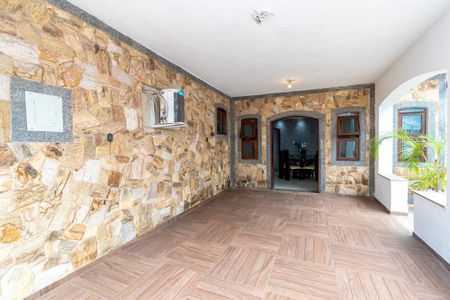 Casa à venda com 360m², 6 quartos e 2 vagasÁrea externa - Varanda da entrada