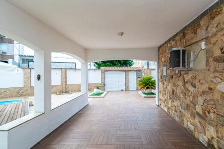 Casa à venda com 360m², 6 quartos e 2 vagasÁrea externa - Varanda da entrada