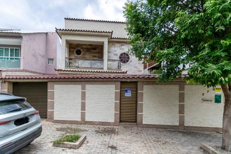 Casa à venda com 182m², 5 quartos e 4 vagas Casa à venda com 182m², 5 quartos e 4 vagasFachada do Imóvel