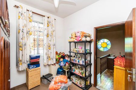 Casa à venda com 182m², 5 quartos e 4 vagas Casa à venda com 182m², 5 quartos e 4 vagasQuarto 4