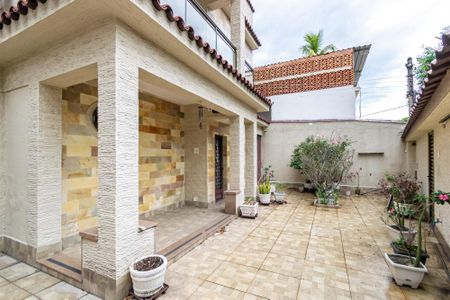 Casa à venda com 182m², 5 quartos e 4 vagas Casa à venda com 182m², 5 quartos e 4 vagasVaranda