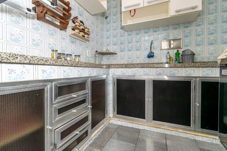 Casa à venda com 182m², 5 quartos e 4 vagas Casa à venda com 182m², 5 quartos e 4 vagasCozinha - Armários