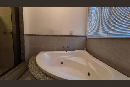 Apartamento à venda com 183m², 3 quartos e 2 vagas Apartamento à venda com 183m², 3 quartos e 2 vagasBanheiro da Suíte