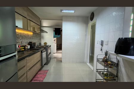 Apartamento à venda com 183m², 3 quartos e 2 vagas Apartamento à venda com 183m², 3 quartos e 2 vagasCozinha e Área de Serviço