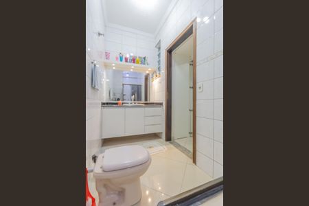 Casa à venda com 291m², 2 quartos e 4 vagas Casa à venda com 291m², 2 quartos e 4 vagasBanheiro da Suíte