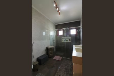 Casa à venda com 300m², 5 quartos e 5 vagasSuíte 1 Banheiro 