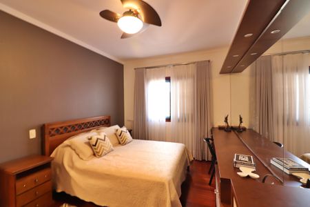 Casa à venda com 300m², 5 quartos e 5 vagasSuíte 1