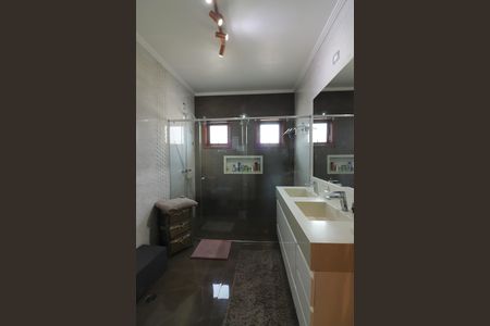 Casa à venda com 300m², 5 quartos e 5 vagasSuíte 1 Banheiro 