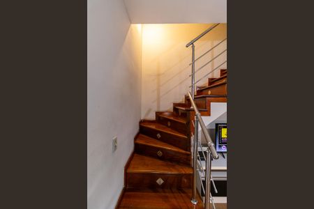 Casa de condomínio à venda com 66m², 2 quartos e 1 vaga Casa de condomínio à venda com 66m², 2 quartos e 1 vagaEscada